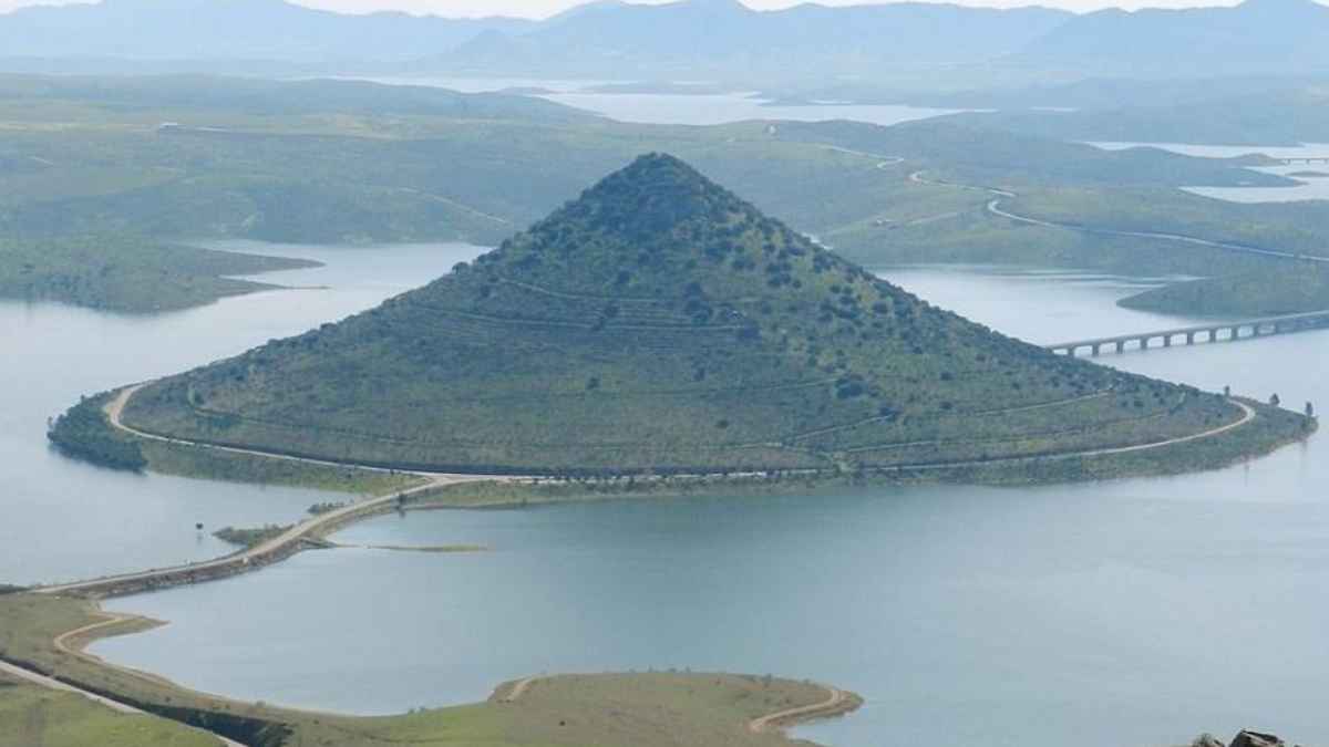 Cerro Masatrigo rodeado por la mayor rotonda de Europa junto al embalse de La Serena en Extremadura