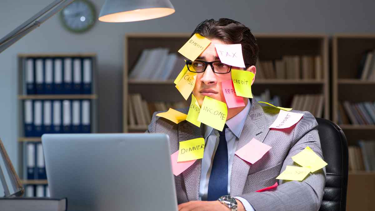 Trabajador agobiado con tareas pendientes por hacer más horas de las pactadas en su jornada laboral