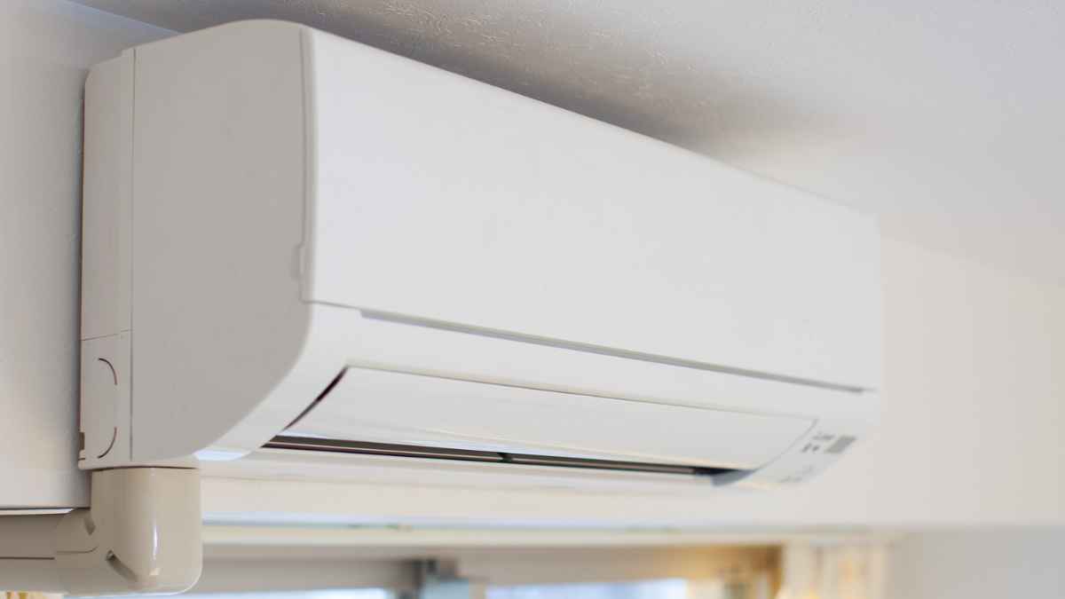 Aire acondicionado doméstico instalado en una pared como alternativa a la nueva refrigeración con impresión 3D