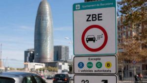 La nueva restricción de Barcelona afectará a coches matriculados desde 2000 y ya genera dudas entre miles de familias