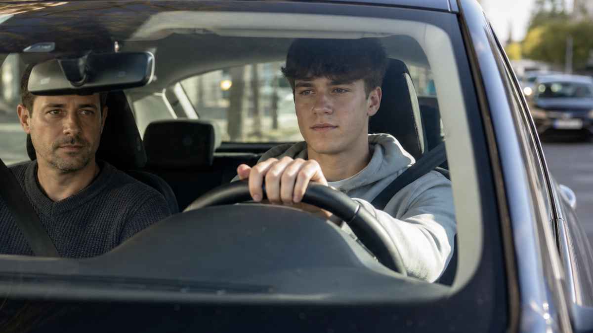 Joven conductor de 17 años al volante acompañado por un adulto en el asiento del copiloto