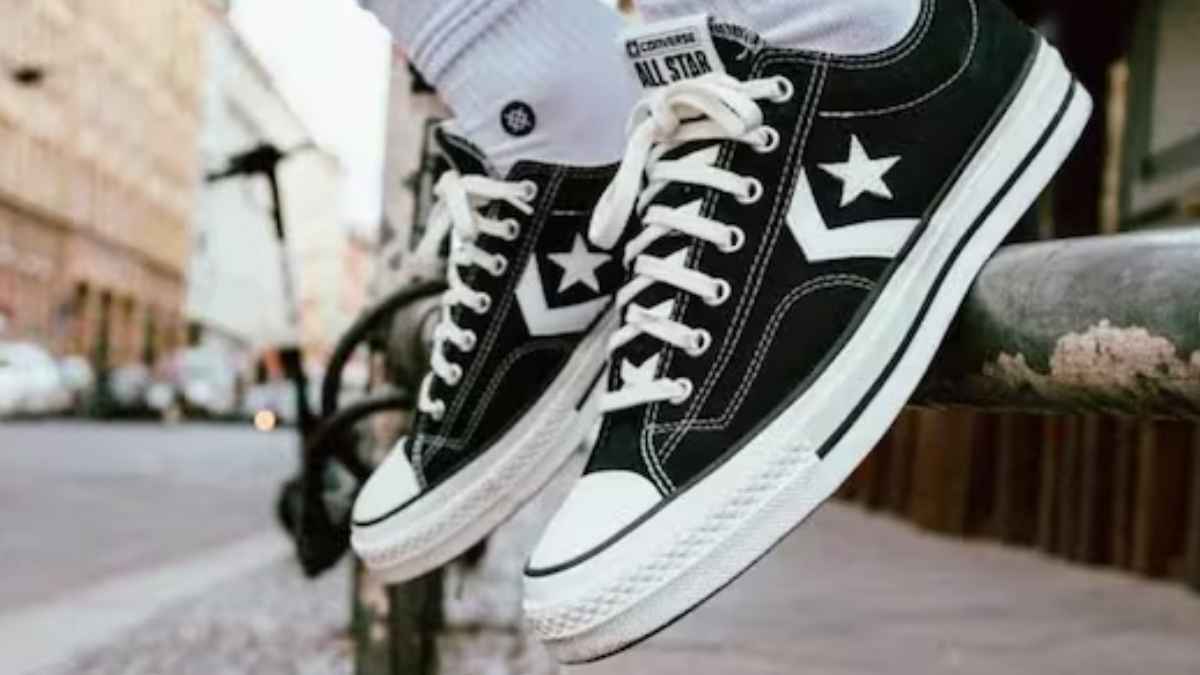 Zapatillas Converse negras en una imagen relacionada con el outlet de Casas con descuentos de hasta el 80% en Barcelona