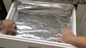 Por qué cada vez más personas colocan papel aluminio en los cajones de la cocina