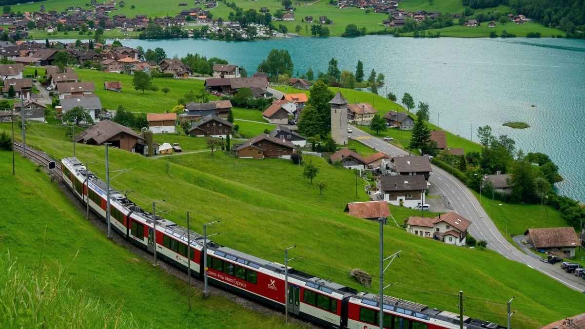 Tren regional circulando junto a un lago en Suiza tras una multa de 140 euros por validar tarde el billete