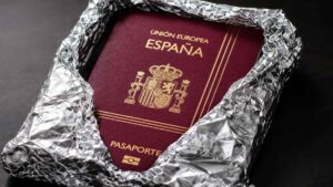 Por qué recomiendan cubrir el pasaporte con papel de aluminio en aeropuertos y estaciones con mucha gente