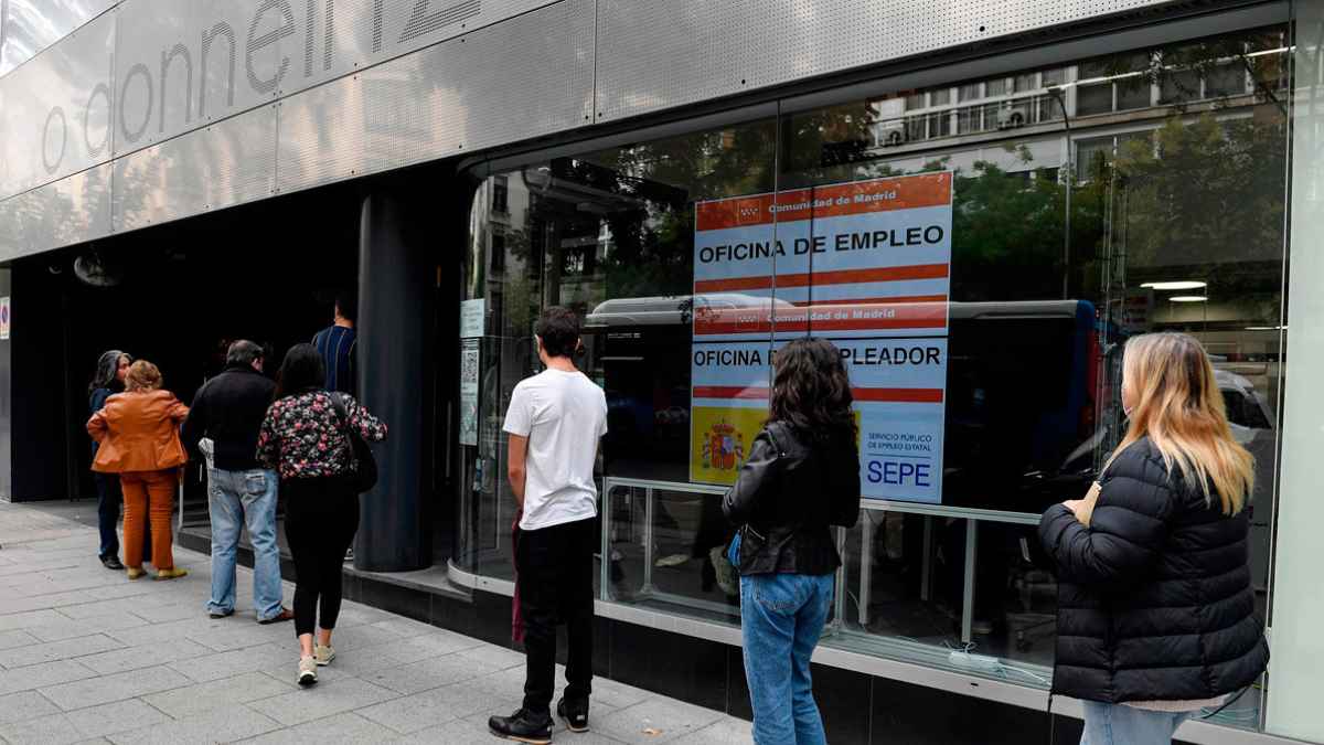Personas esperando en una oficina de empleo del SEPE por una noticia sobre la pensión y la jubilación anticipada