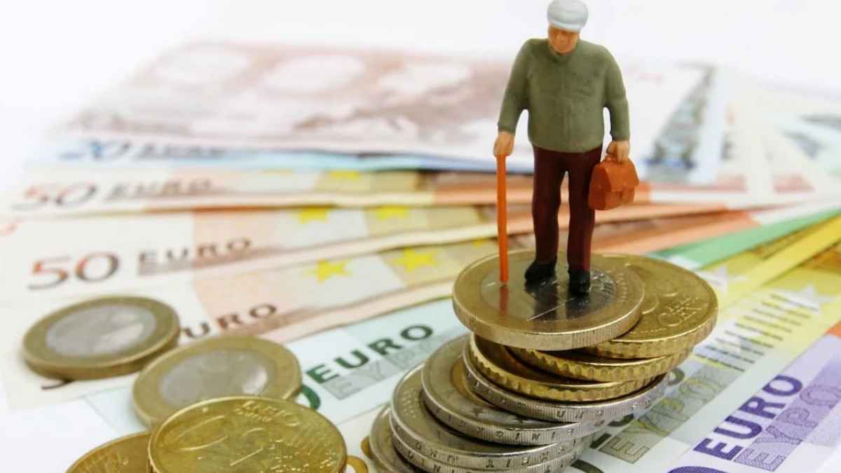 Pensionista sobre monedas y billetes de euro para ilustrar los requisitos de la Seguridad Social para cobrar la pensión de jubilación