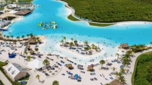 La piscina más grande de Europa que parece trasladarte a las Maldivas está en un pueblo de España