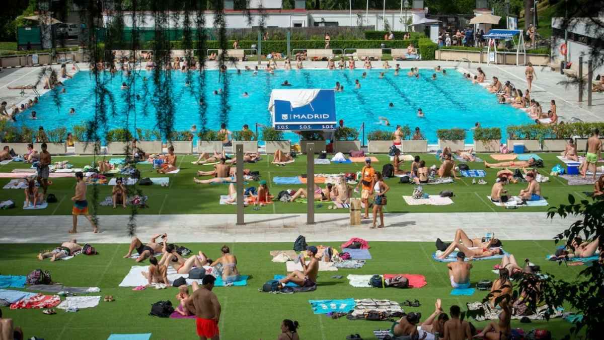 Piscina municipal de Madrid llena de bañistas durante la temporada de verano en una jornada de calor