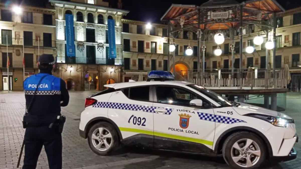 Policía local junto a un coche patrulla en Tudela durante un turno de noche
