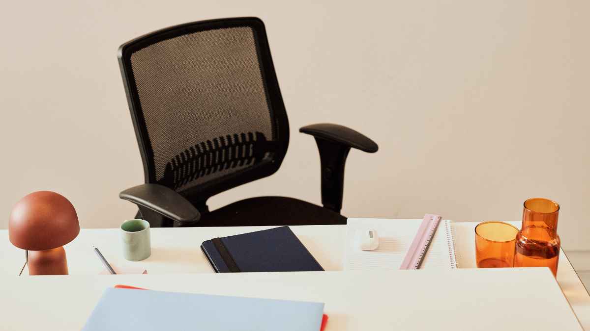 Silla vacía en una oficina que representa a un trabajador que deja el puesto antes de terminar la jornada laboral