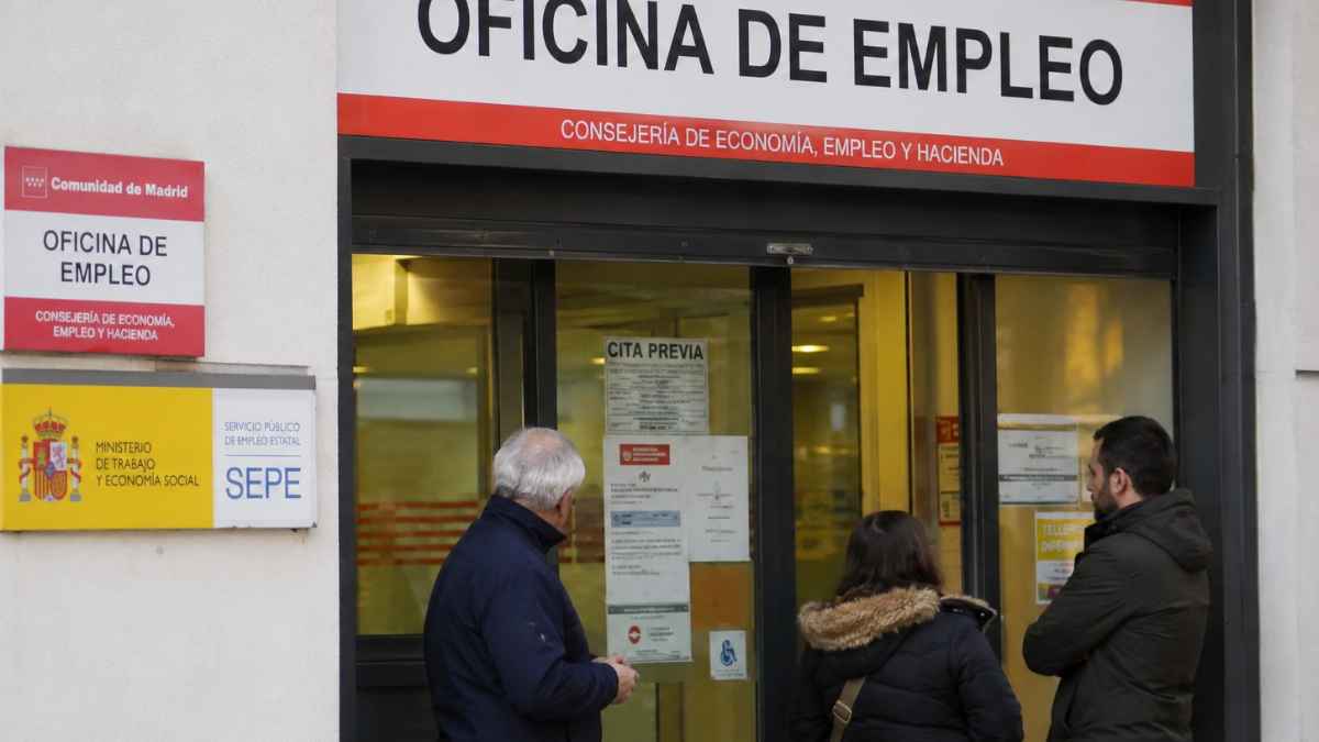 Personas esperando en una oficina de empleo del SEPE para solicitar un subsidio tras agotar el paro