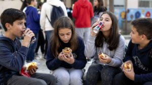 El recreo cambia en toda España con nuevas restricciones: adiós a refrescos, snacks y bollería industrial en colegios e institutos