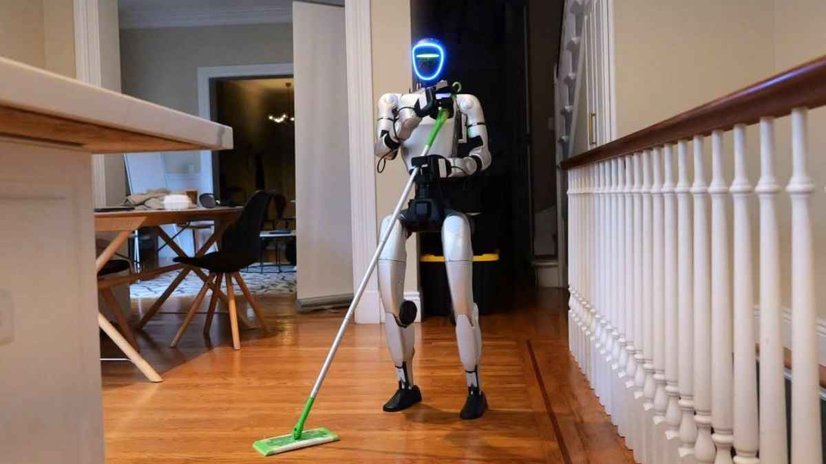 Robot humanoide autónomo limpiando el suelo de una vivienda particular con una fregona en Estados Unidos