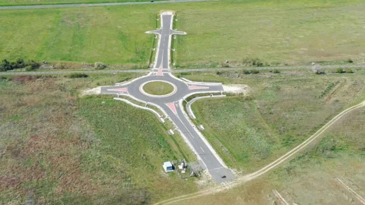 Glorieta abandonada en un campo sin acceso para vehículos