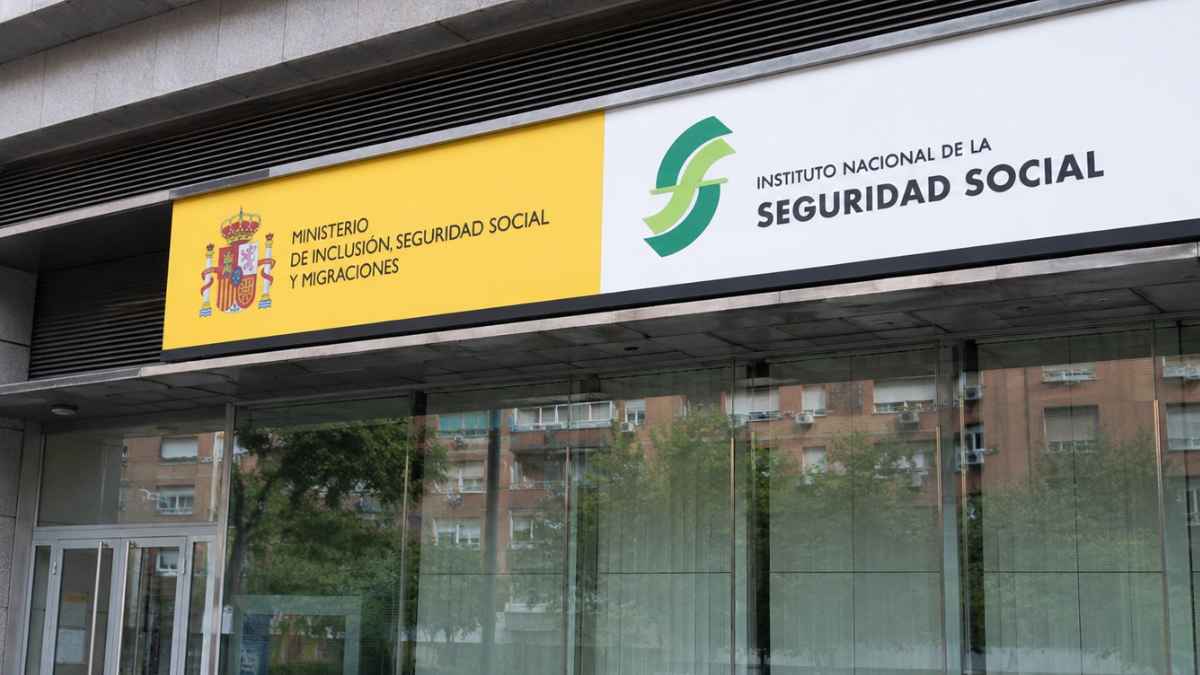 Fachada de una oficina de la Seguridad Social donde se tramita el Ingreso Mínimo Vital para desempleados que agotan el paro