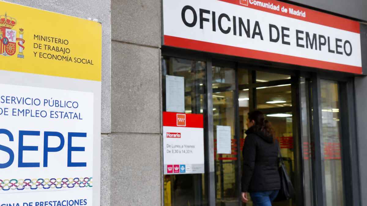 Mujer entrando en una oficina del SEPE para solicitar un subsidio por desempleo con cargas familiares