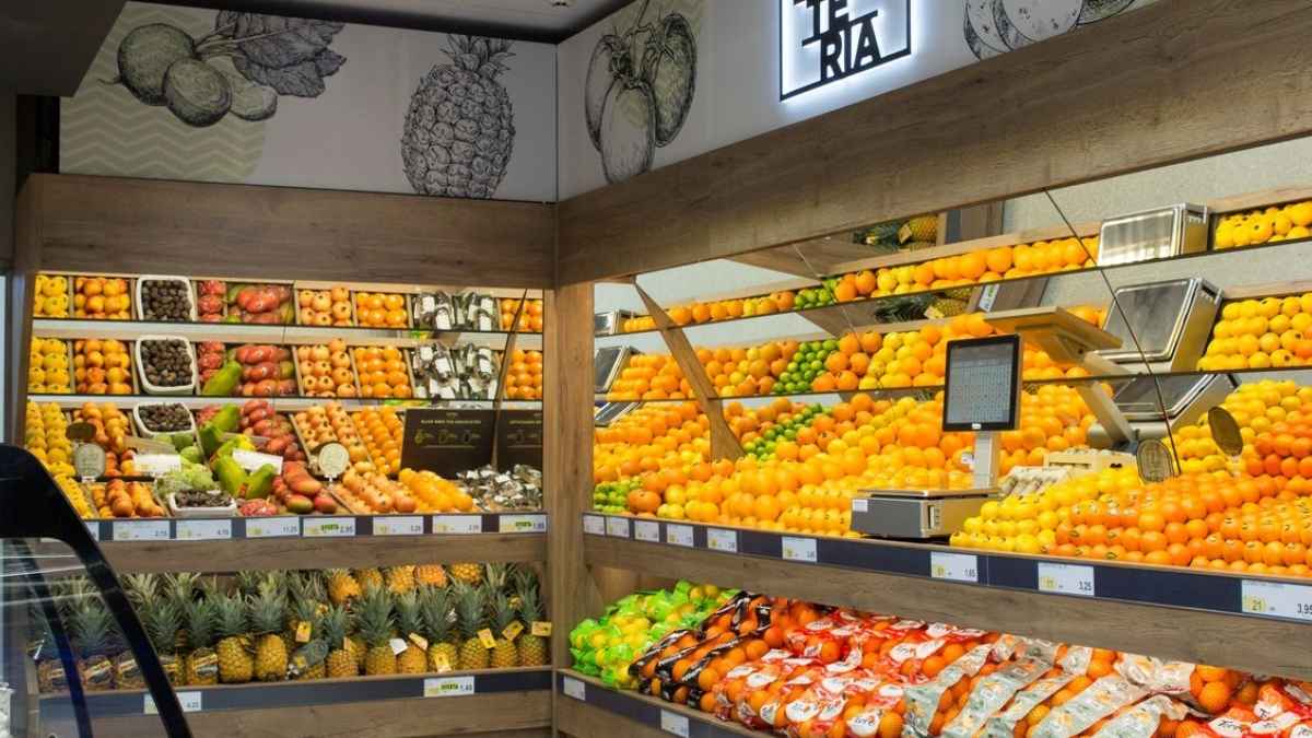 Sección de fruta fresca en un nuevo supermercado de Madrid con producto local y más de 11.000 referencias