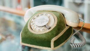 Miles de comercios se suman a esta iniciativa: el inesperado regreso del teléfono fijo y gratis para niños en tiendas