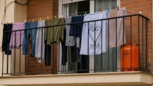 Tender la ropa o poner la bombona de butano en el balcón ya puede acarrear multas de hasta 1.500 euros