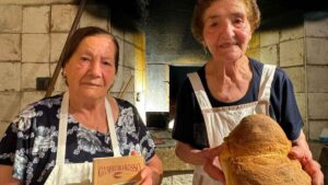 Teresa y Graziella (89 y 87 años) demuestran que nunca es tarde para triunfar: la gente hace cola para verlas cocinar en una histórica panadería con horno medieval