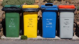 Tirar la basura puede costarte entre 60 y 750 euros de multa cuando no es la hora