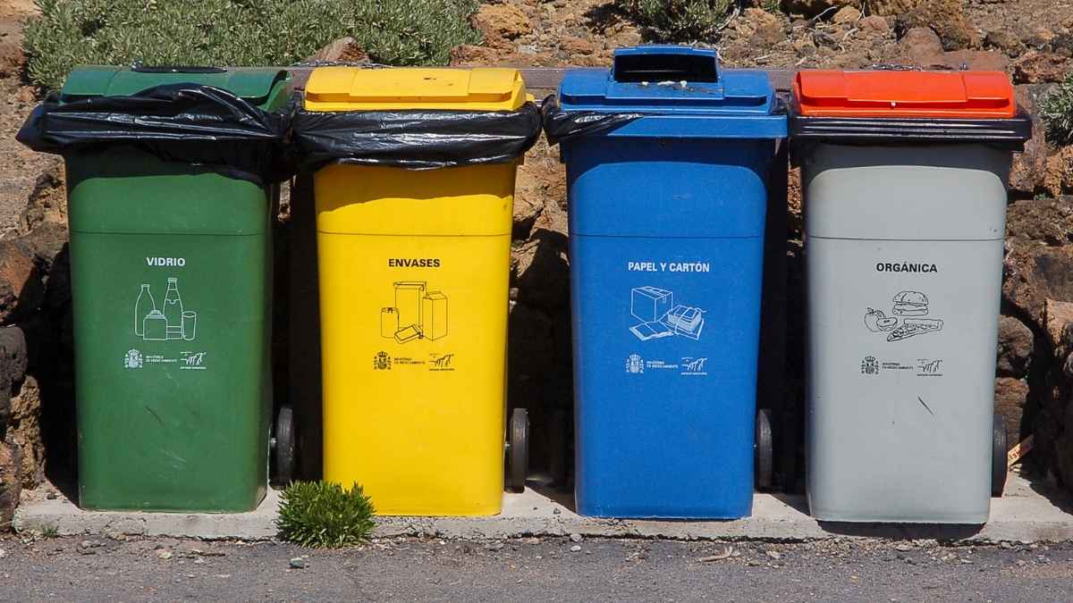 Contenedores de reciclaje para tirar la basura dentro del horario permitido y evitar multas municipales