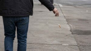 Tirar papeles, colillas o chicles fuera de la papelera será castigado con multa de hasta 1.500 euros en Valencia