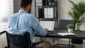 Recupera su trabajo y recibe 12.000 euros después de ser despedido por sus problemas físicos tras una baja laboral