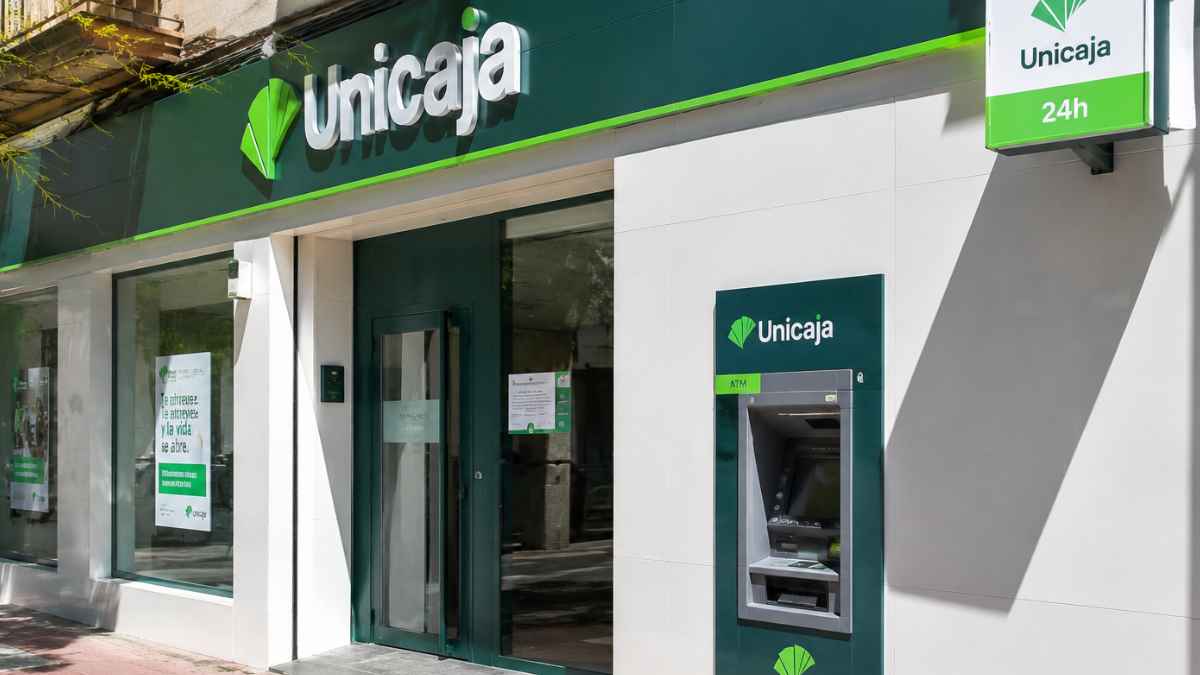 Sucursal de Unicaja en España con promoción de hasta 900 euros por domiciliar nómina o pensión