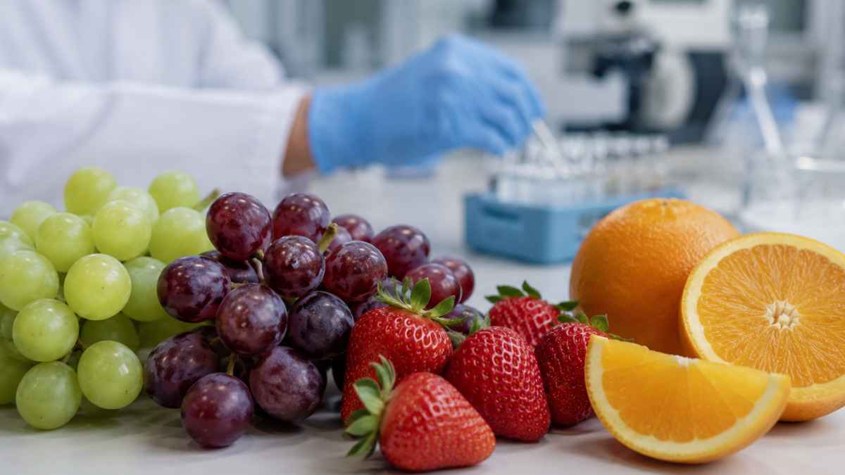 Uvas, fresas y naranjas analizadas en un laboratorio por la presencia de residuos de pesticidas