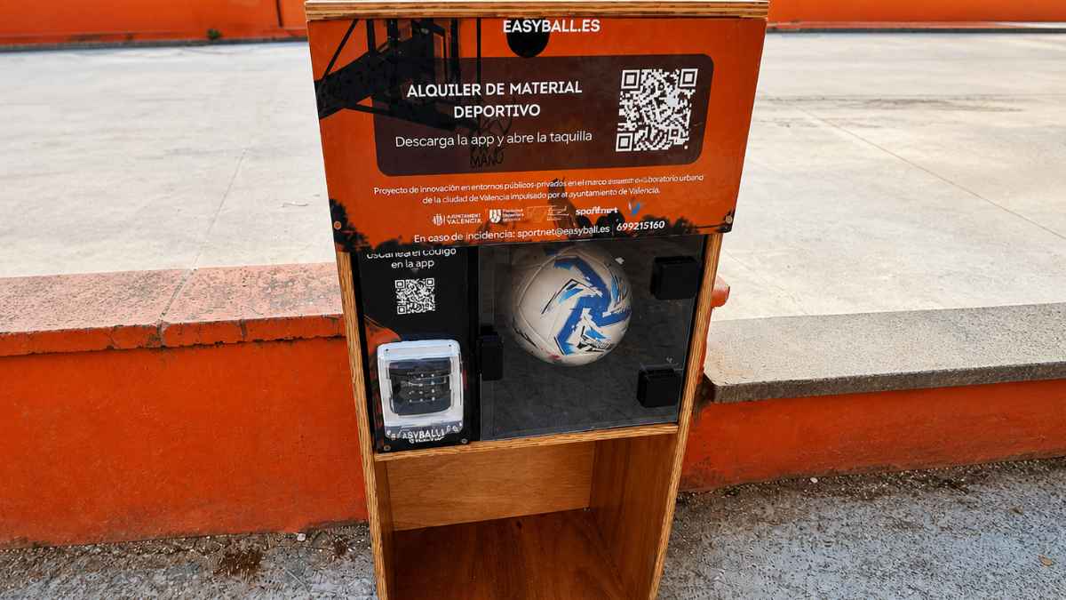 Taquilla inteligente de Easyball para alquilar material deportivo en una instalación pública de València