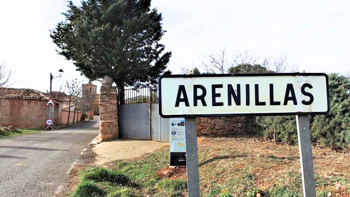 Entrada al pueblo de Arenillas, el municipio de 40 habitantes que ofrece vivienda sin alquiler y trabajo en la montaña