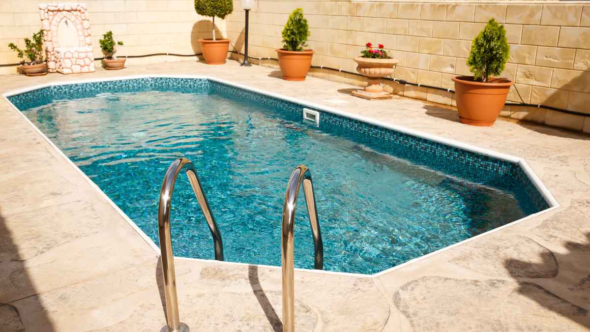 Piscina con azulejo azul tradicional en el jardín de una vivienda