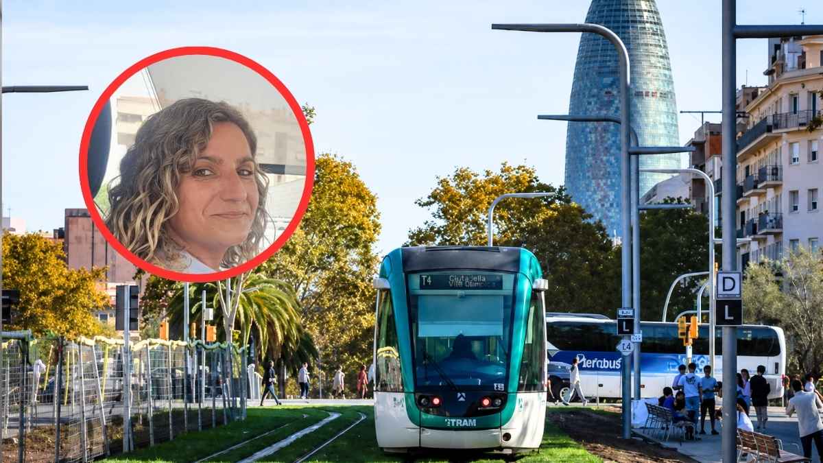 Aida Pérez, conductora del Tram, junto a un tranvía circulando por Barcelona