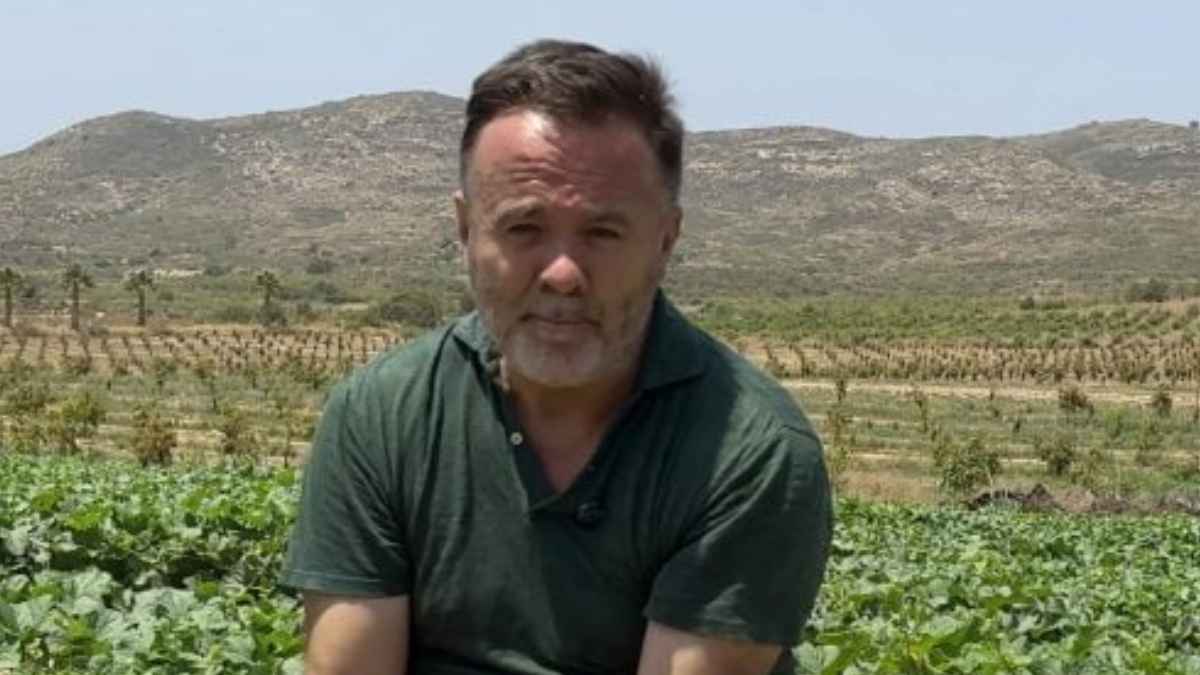 Agricultor en un campo de cebollas denuncia la diferencia de precios entre el campo y el supermercado