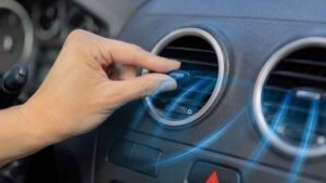 Si el aire acondicionado de tu coche enfría poco, estos son los elementos que debes revisar cuanto antes