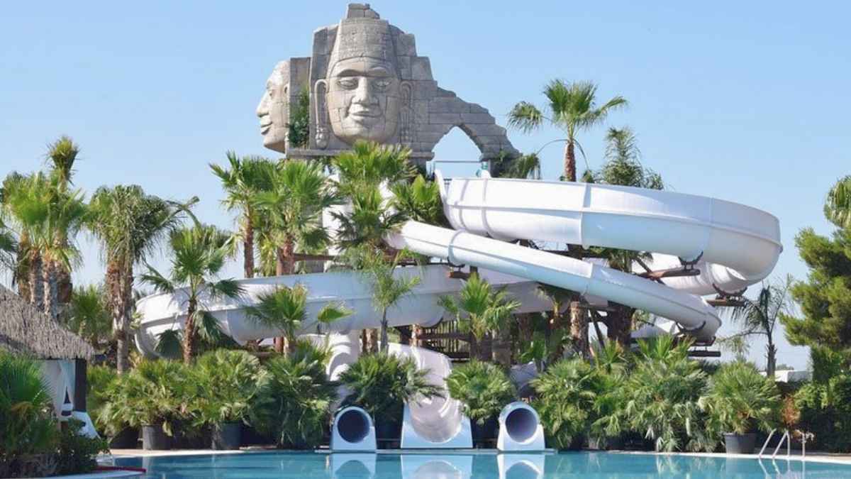 Piscina tropical con toboganes en el camping resort Alannia Costa Blanca de Crevillente, Alicante
