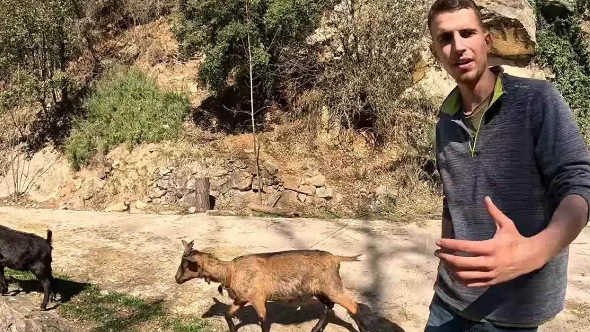 Arnau Serrado en el campo junto a unas cabras tras dejar Barcelona para vivir de forma autosuficiente