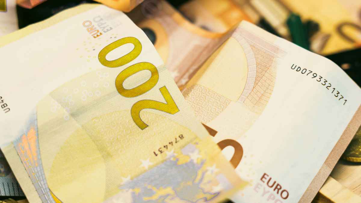 Billete de 200 euros que ilustra la ayuda por hijo para familias con menores a cargo