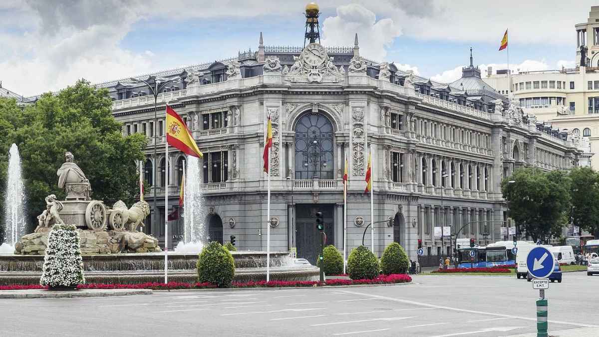 Fachada del Banco de España, que advierte sobre el subsidio para mayores de 52 años y el reempleo