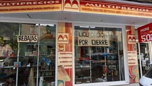 Un bazar con más de 30 años de historia en Granada anuncia su cierre mientras intenta vender todo lo que queda