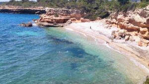 La joya escondida de la costa catalana donde el mar parece una piscina y el agua deja ver el fondo con claridad