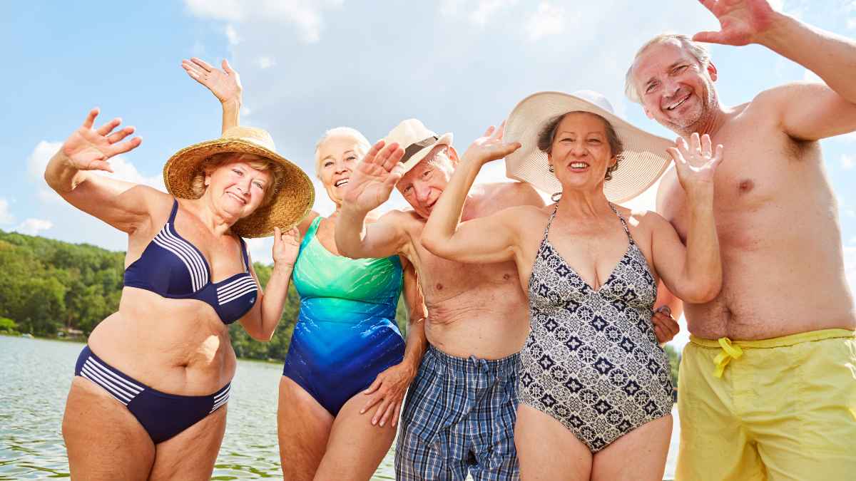 Personas mayores disfrutando de un día de playa, imagen relacionada con el subsidio para mayores de 52 años y la Seguridad Social.