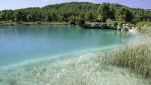 El destino natural donde alojarse entre lagunas, sombra y turismo rural está en Castilla-La Mancha: así es este camping