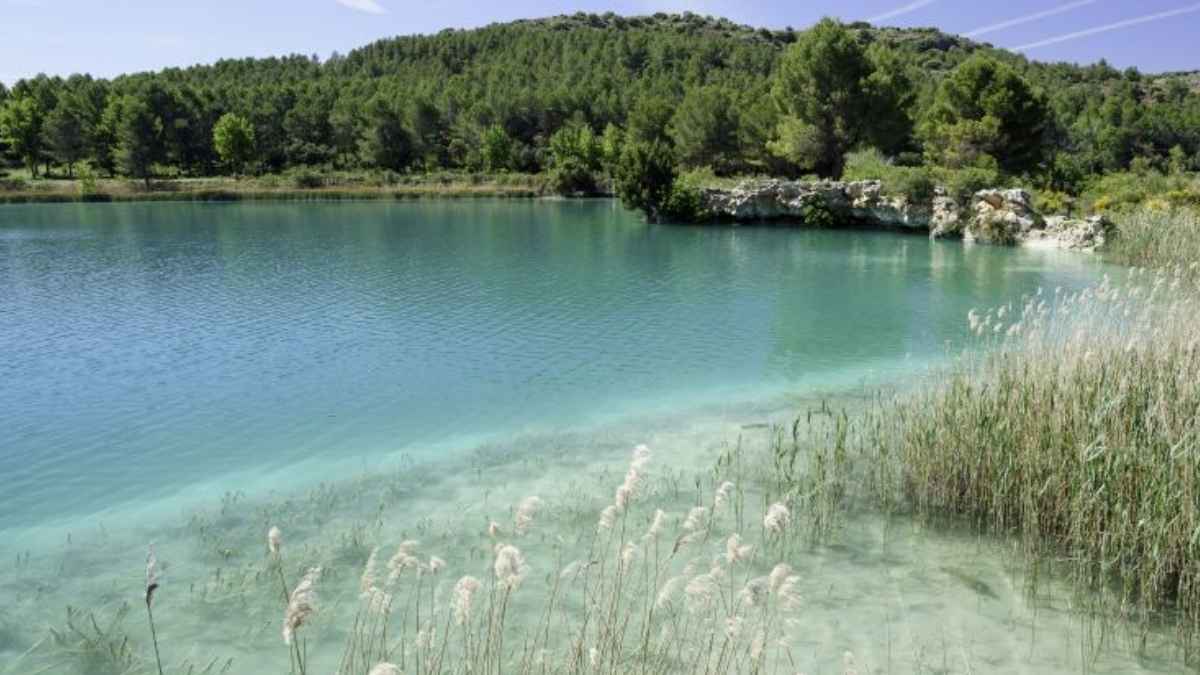 Lagunas de Ruidera con aguas turquesas y vegetación en Castilla-La Mancha