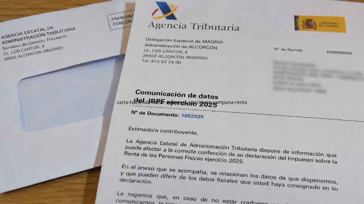 Carta de la Agencia Tributaria sobre datos del IRPF ejercicio 2025 en una mesa