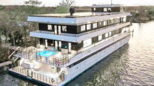 Sale a la venta una casa flotante autosuficiente con cuatro plantas, piscinas y 108 paneles solares