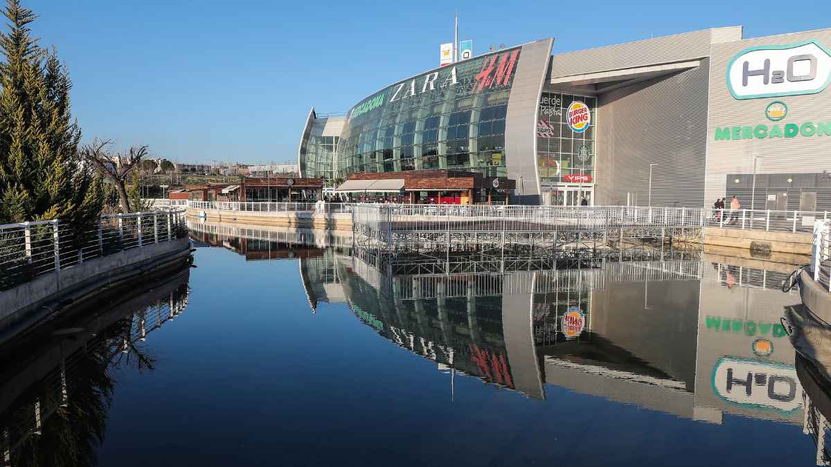Centro comercial H2O de Rivas Vaciamadrid con su lago exterior rehabilitado