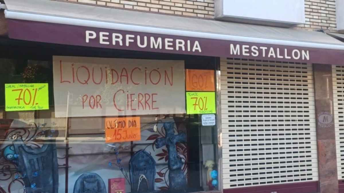 Perfumería Mestallón de Oviedo durante la liquidación por cierre tras 54 años de actividad